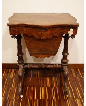 Tavolino da lavoro Vittoriano in radica di noce del 1800