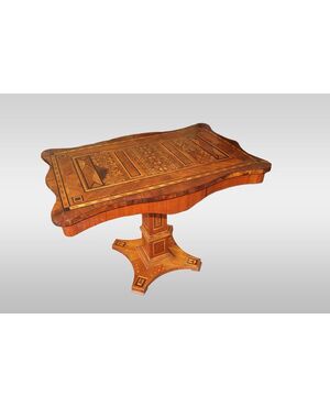 Bellissimo tavolino riccamente intarsiato francese del 1800