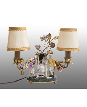 Lampada abat-jour Napoleone III Francese in porcellana policroma e bronzo dorato. Periodo inizio XX secolo.