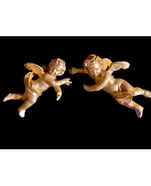 Coppia di angeli-cherubini a figura intera in legno scolpito e foglia oro.Liguria.