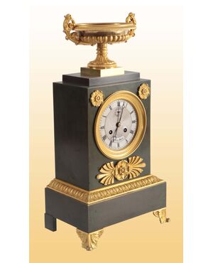 Orologio francese del 1800 stile Impero in metallo e bronzo dorato