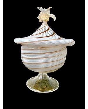 Vaso con coperchio con presa a fiore  in vetro soffiato millerighe a spirale, lattimo, avventurina e foglia oro. Dino Martens per Aureliano Toso. Murano. 