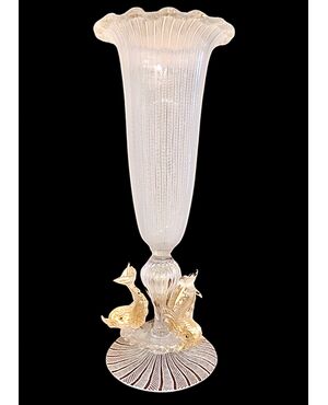 Vaso coppa in vetro zanfirico e inclusioni in oro con tre delfini sulla base.Fratelli Toso.Murano.