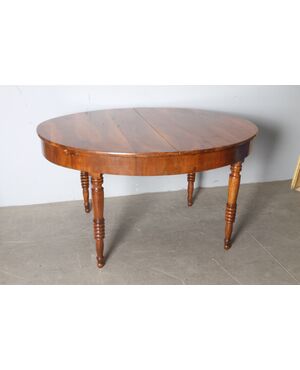 Antico tavolo  allungabile  noce ovale XIX sec restaurato  allungabile a 240cm  . Bellissimo ! Mis 146 x 117 