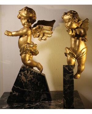 Coppia di angeli reggicorona in legno scolpito e dorato.