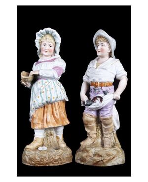 Coppia di statuine in porcellana decorata inglese raffigurante giovani fanciulli