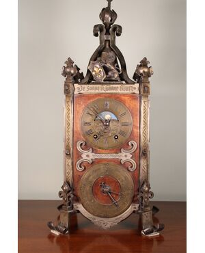 Orologio antico da tavolo in stile gotico