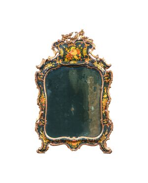 Specchierina in legno intagliato, laccato e dipinto. Venezia, XVIII sec. 