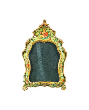 Specchierina in legno intagliato, laccato e dipinto. Venezia, XVIII sec.