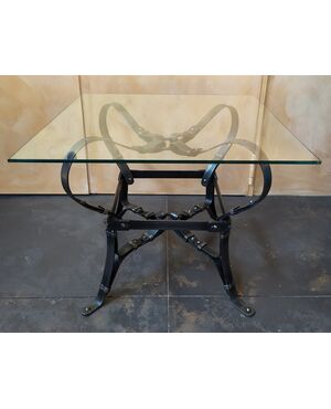 Tavolino quadrato design a cinghie in ferro battuto - top vetro
