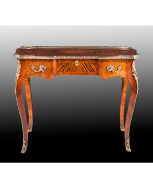 Tavolino da centro lastronato e intarsiato in legni diversi, Francia, XIX secolo