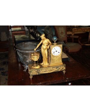 Orologio da tavolo francese del 1800 Impero in bronzo dorato Raffigurante Ipazia