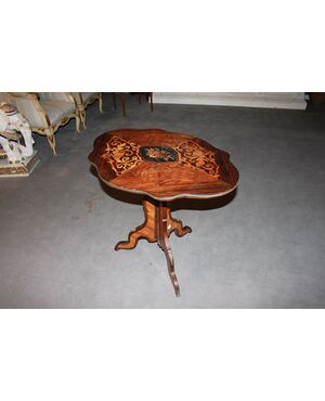 Tavolino a vela smerlato con piano riccamente intarsiato XIX secolo