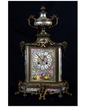 Orologio in metallo meccato francese del 1800 con decorazioni policrome a chinoiserie