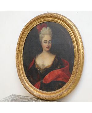 Ritratto femminile di nobildonna con cornice ovale dorata
