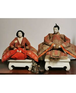 Due bambole antiche e tradizionali giapponesi - "Gli sposi imperiali,  l’imperatore (o-dairi-sama) e l’imperatrice (o-hina-sama)", Seta, legno, e altri materiali. In Ottime condizioni. Fine '800 / primi '900