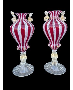 Coppia di vasi in vetro di forma globulare rastremata a fasce verticali rosso e filigrana lattimo e inclusione foglia oro.Murano.