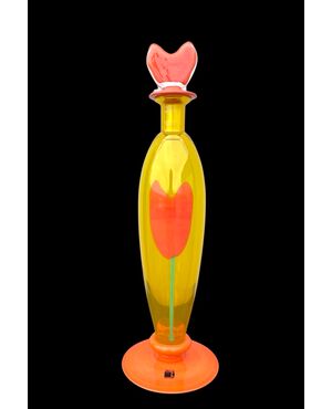 Bottiglia in vetro con inclusione di un tulipano a murrina.Carlo Moretti.Murano.