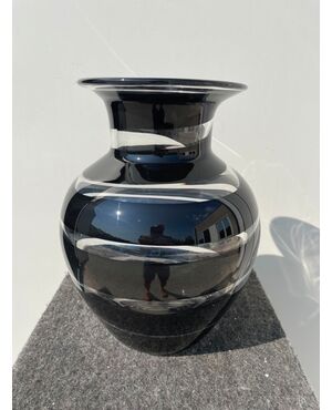 Vaso in vetro pesante trasparente con fascia a spirale nera.Murano