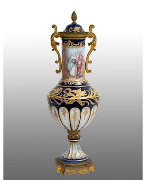 Vaso antico Napoleone III Francese in porcellana di Sevres con innesti di elementi in bronzo dorato. Periodo XIX secolo.