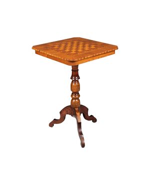 Tavolino in legno intarsiato. Sorrento, inizi XIX sec.