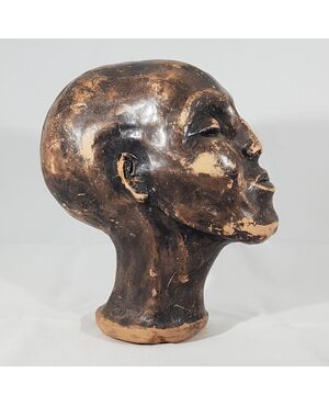 Scultura in terracotta raffigurante testa di africana