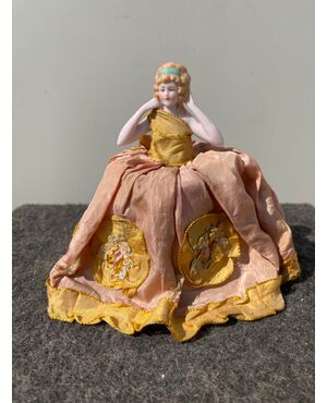Scatola portacipria ‘half doll’ in porcellana con figura di dama .Francia o Germania.
