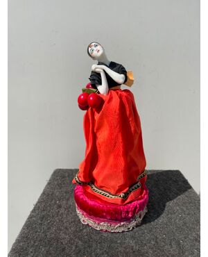 Scatola portacipria ‘half doll’ in porcellana con figura di pierrot.Francia.