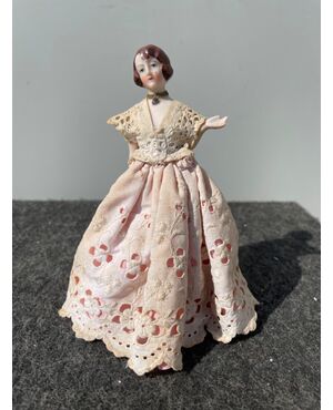 ‘half doll’ copri-cipria in porcellana con figura di dama .Francia o Germania.