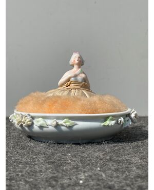 Scatola portacipria ‘half doll’ in porcellana con figura di dama e fiori in rilievo .Francia.