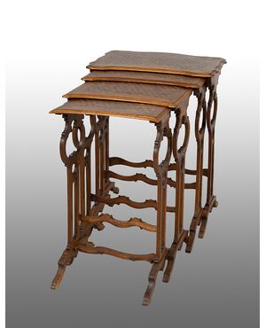 Tavolino a nido antico Napoleone III  in noce con intarsi a motivo geometrico. Francia XIX secolo.