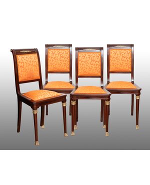 Gruppo di quattro sedie antiche in massello di mogano con innesti in bronzo. Periodo XIX secolo.