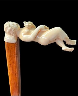 Bastone con impugnatura in avorio a soggetto erotico con figura femminile distesa.