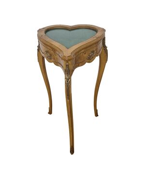 Tavolino espositore a forma di cuore, in stile Luigi XV