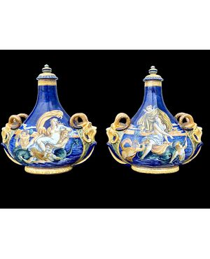 Coppia di fiasche in maiolica a decoro istoriato con prese a mascheroni.Manifattura Battaglia.Napoli.