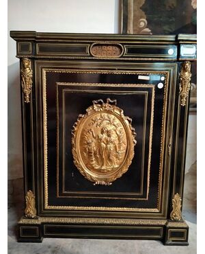 Credenza francese stile Boulle del 1800 in legno ebanizzato e ricche applicazioni in bronzo scena galante