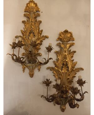 Coppia di appliques in legno dorato e laccato