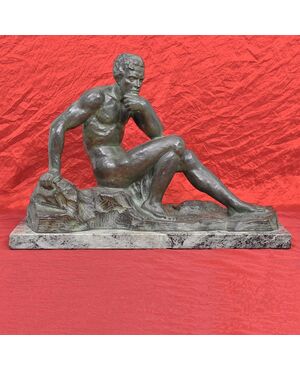ART DECO, ANTICHE SCULTURE IN BRONZO, UOMO SEDUTO, SCULTORE FRANCESE, XX SECOLO. (STB79)   