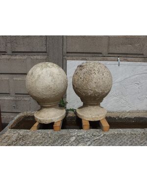 CAPITELLI DI FORMA A SFERA IN PIETRA EPOCA 800  cm diametro 30xH43