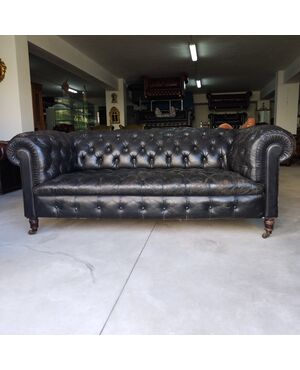 Antico divano o sofà chesterfield inglese originale in pelle nera in prima patina 