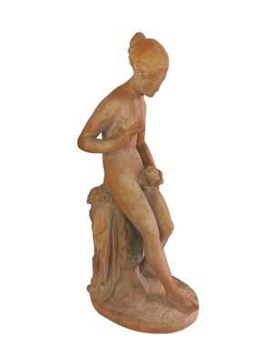 Scultura raffigurante Ninfa in terracotta