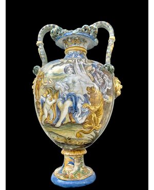 Vaso in maiolica a decoro istoriato con manici serpentiformi.Gaetano Battaglia.Napoli.