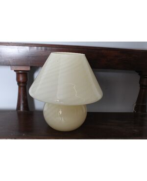 Lampada fungo di Murano anni 70 in vetro color crema lavorazione a strisce . Altezza cm 36