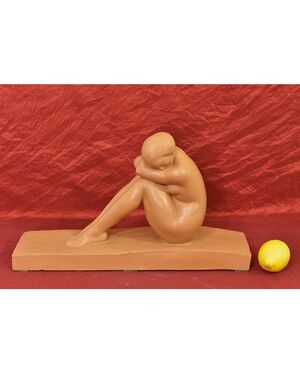 SCULTURE ART DECO IN TERRACOTTA, NUDO DI DONNA ACCOVACCIATA, AMEDEO GENNARELLI. (STTE86)