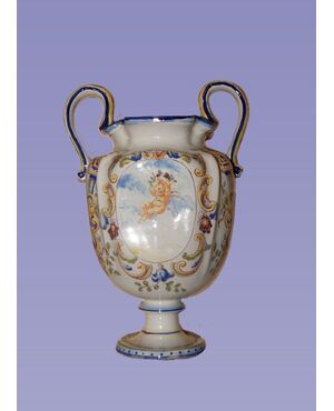 Coppia di vasi francesi del 1800 in ceramica bianca decorata blu e con putti