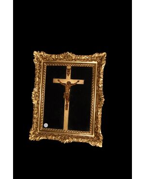 Crocifisso francese di inizio 1800 con Cristo in legno e stupenda cornice dorata