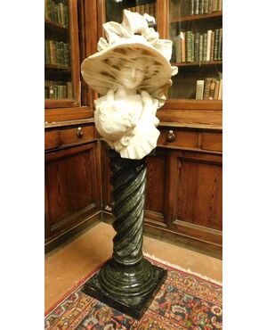 DARS631 - Colonna con statua in marmo, epoca '900, mis. cm L 45 x H 145