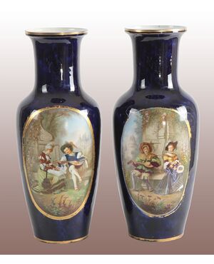 Coppia di vasi in porcellana di sevres del 1800 dipinti a mano con scena galante