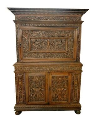 Credenza doppio corpo Italiana finemente intagliata stile Rinascimento di inizio 1900