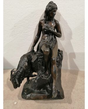 La ninfa Amaltea con la capra - Scultura in bronzo Francia XIX secolo firmata